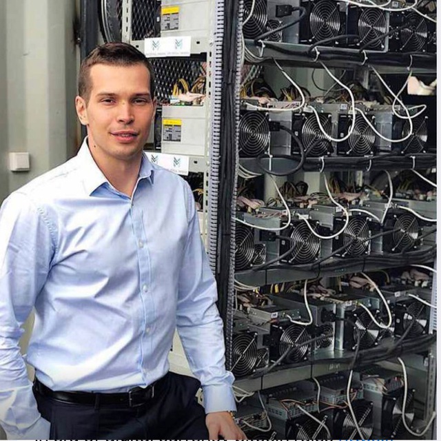 https://analyzedcapital.com/wp-content/uploads/2022/10/Arseniy-Grusha-Chief-Executive-Director-CEO.jpeg